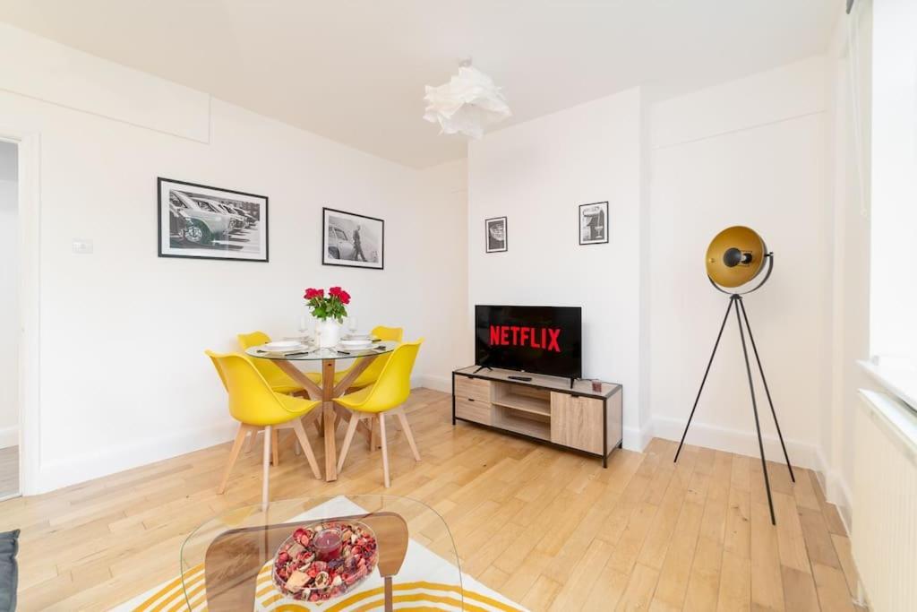 Two Bedroom Apartment By Buonomo Stays Short Lets & Serviced Accommodation In Balham With Balcony 伦敦 外观 照片