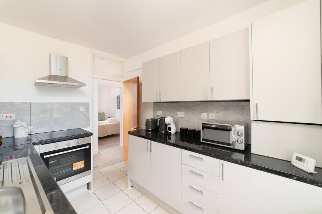 Two Bedroom Apartment By Buonomo Stays Short Lets & Serviced Accommodation In Balham With Balcony 伦敦 外观 照片