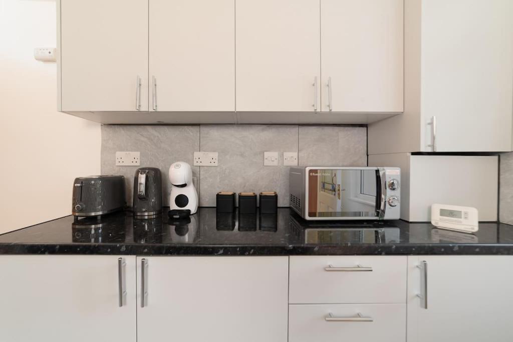 Two Bedroom Apartment By Buonomo Stays Short Lets & Serviced Accommodation In Balham With Balcony 伦敦 外观 照片